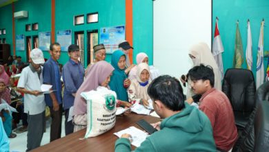 Para penerima manfaat di Cilegon. Foto Biro Adpim Banten