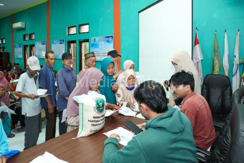 Para penerima manfaat di Cilegon. Foto Biro Adpim Banten