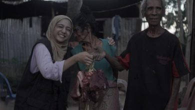 Penyerahan daging kurban ke penerima manfaat dari Dompet Dhuafa. Foto: M Fatzry Iqbal