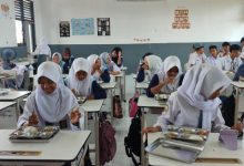 Para penerima manfaat MBG dari SPPG Polre Serang. Foto Yono