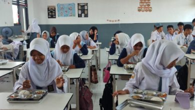 Para penerima manfaat MBG dari SPPG Polre Serang. Foto Yono