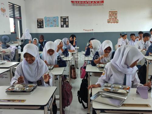 Para penerima manfaat MBG dari SPPG Polre Serang. Foto Yono