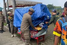 Penertiban PKL sepanjang Sungai Cisadane. Foto Antara