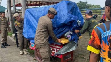 Penertiban PKL sepanjang Sungai Cisadane. Foto Antara