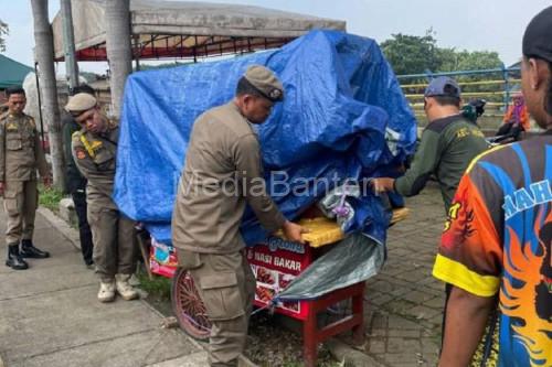 Penertiban PKL sepanjang Sungai Cisadane. Foto Antara