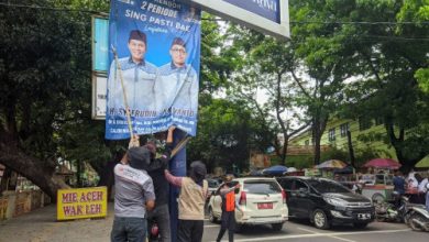 Penertiban alat peraga sosialisasi di Kota Serang. Foto: Antara