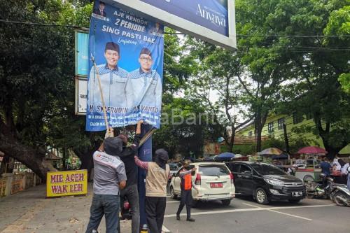 Penertiban alat peraga sosialisasi di Kota Serang. Foto: Antara