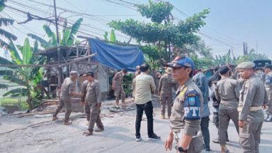 Satpol PP Kab Serang menertibkan 28 bangunan liar. Foto Antara