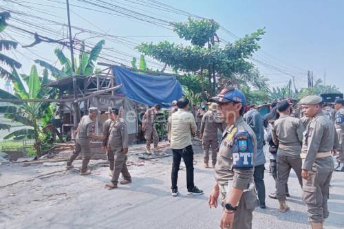 Satpol PP Kab Serang menertibkan 28 bangunan liar. Foto Antara