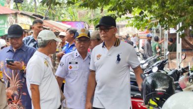 Penataan Kawasan Pasar Blok F bagi pedagang berjualan di atas drainase. Foto Daeng Yusvin