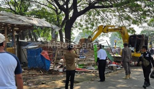 Penertiban bangunan liar di sekiar Pasar Kemis, Kabupaten Tangerang. Foto Antara