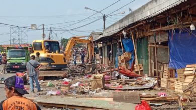 Penertiban PKL yang menempati trotoar di Pasar Rau. Foto: Antara