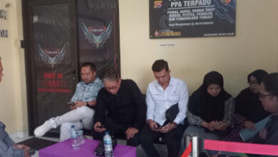 Pengacara Nandang W dan kawan-kawan dampngi Isma di Polres Lebak. Foto: Istimewa