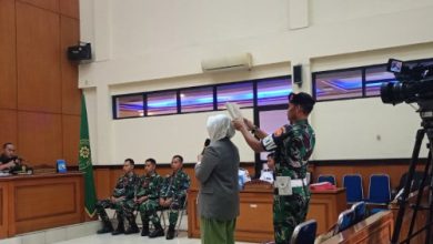Saksi disumpah dalam kasus penembakan bos rental mobil oleh anggota TNI AL. Foto: Antara