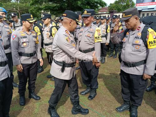 Kapolres Serang, AKBP Condro Sasongko bersama personel pengamanan Pilkada Kab Serang. Foto: Yono