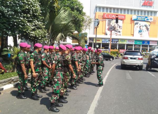Pengamanan Unras di Surabaya. Foto: Munawir - Menkav 2 Mar