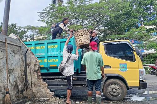 Pengangkutan sampah Tangsel ke TPSA Cilowong, Kota Serang. Foto Antara