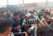 Seorang warawan TV swasta sedang ditenangkan tim KLH setelah mengalami pengeroyokan di PT Genesis Regeration Jawilan. Foto: BW Iskandar