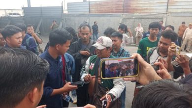 Seorang warawan TV swasta sedang ditenangkan tim KLH setelah mengalami pengeroyokan di PT Genesis Regeration Jawilan. Foto: BW Iskandar