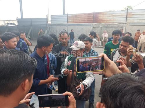 Seorang warawan TV swasta sedang ditenangkan tim KLH setelah mengalami pengeroyokan di PT Genesis Regeration Jawilan. Foto: BW Iskandar