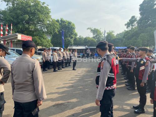 Pengawalan ketat Haul Syech Nawawi Al Banteni dari Polres Serang. Foto: Yono