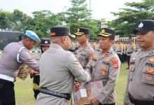 Kapolres Serang, AKBP Candra Sasongko berikan penghargaan. Foto: Yono