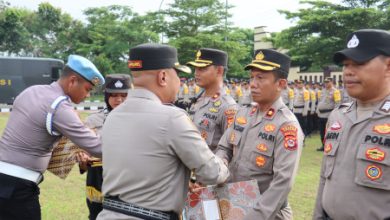 Kapolres Serang, AKBP Candra Sasongko berikan penghargaan. Foto: Yono