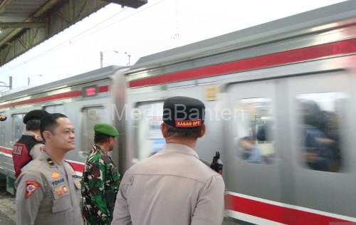 Pengawasan para pelajar di sarana transportasi menuju ke Jakarta. Foto Antara