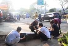 Pengecatan kanstin jalan di Kota Tangerang sambut HUT RI. Foto: Diskominfo Kota Tangerang