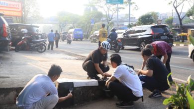 Pengecatan kanstin jalan di Kota Tangerang sambut HUT RI. Foto: Diskominfo Kota Tangerang