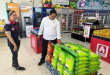 Tim Satgas Pangan Polres Serang melakukan pengecekan harga beras di Ciruas. Foto Yono