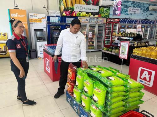 Tim Satgas Pangan Polres Serang melakukan pengecekan harga beras di Ciruas. Foto Yono