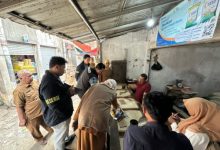 Satgas Pangan Polres Serang melakukan pengecekan harga beras. Foto: Yono