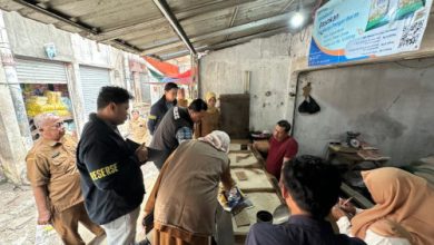Satgas Pangan Polres Serang melakukan pengecekan harga beras. Foto: Yono