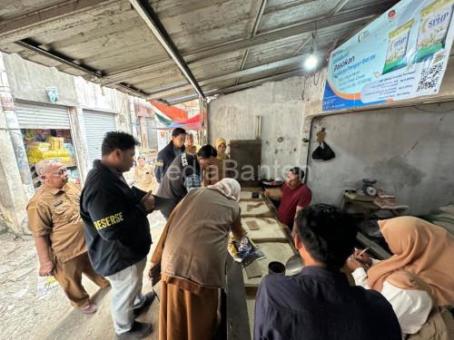 Satgas Pangan Polres Serang melakukan pengecekan harga beras. Foto: Yono