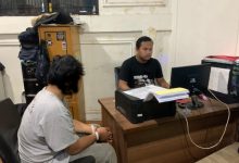 Pengedar tembakau gorila sedang diperiksa. Foto: Yono