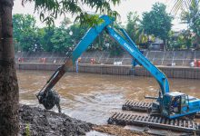 Pengerukan lumpur Kali Ciliwung. Foto: Diskomimfotik DKI Jakarta