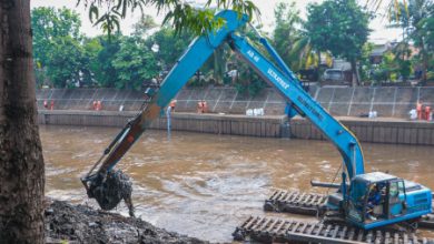 Pengerukan lumpur Kali Ciliwung. Foto: Diskomimfotik DKI Jakarta