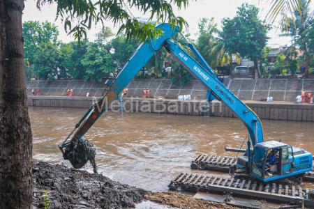 Pengerukan lumpur Kali Ciliwung. Foto: Diskomimfotik DKI Jakarta