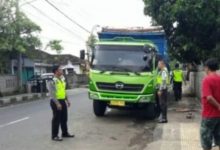 Penindakan truk yang parkir di bahu jalan di Kota Tangerang. Foto: Daeng Yusvin
