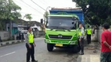 Penindakan truk yang parkir di bahu jalan di Kota Tangerang. Foto: Daeng Yusvin