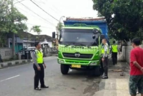Penindakan truk yang parkir di bahu jalan di Kota Tangerang. Foto: Daeng Yusvin