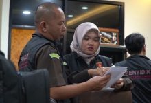 Penyidik Kejari Kabupaten Tangerang menggeledah Kantor DPMPD. Foto: Antara