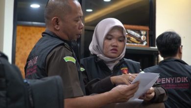 Penyidik Kejari Kabupaten Tangerang menggeledah Kantor DPMPD. Foto: Antara