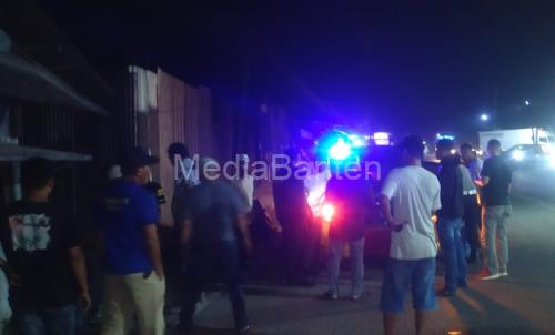 Penggurudukan lapak tuak di Kampung Citawa, Kecamatan Cikande. Foto: Yono