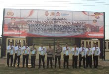 Tim Satresnarkoba diberi penghargan oleh Kapolres Serang, AKBP Wiwin Setiawan. Foto: Yono