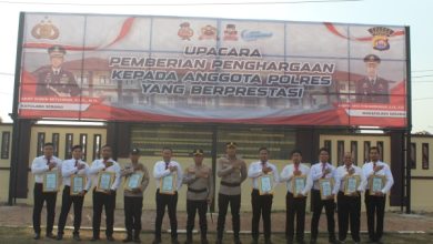 Tim Satresnarkoba diberi penghargan oleh Kapolres Serang, AKBP Wiwin Setiawan. Foto: Yono