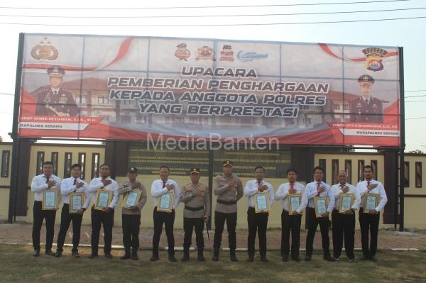 Tim Satresnarkoba diberi penghargan oleh Kapolres Serang, AKBP Wiwin Setiawan. Foto: Yono