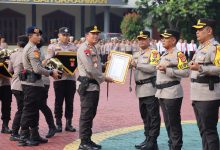 Kapolres Serang, AKBP Candra Sasongko menerima 3 penghargaan, terdiri dari 2 dari Polda dan 1 dari Ombudsman RI. Foto Yono