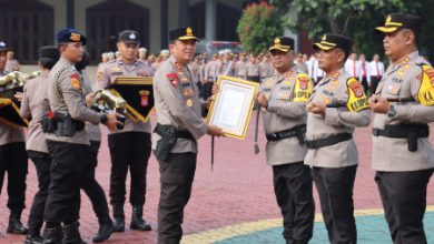 Kapolres Serang, AKBP Candra Sasongko menerima 3 penghargaan, terdiri dari 2 dari Polda dan 1 dari Ombudsman RI. Foto Yono